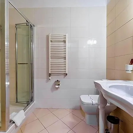 Alarus Luxe & Restaurant מלון 4*