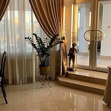 Alarus Luxe & Restaurant מלון